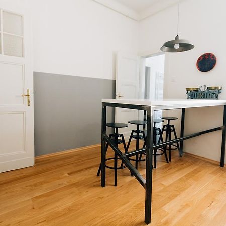 Mazuranic Square Apartment Загреб Стая снимка